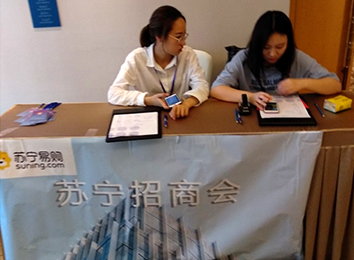 同時(shí)，它的革命性在于縮短了整個(gè)經(jīng)濟(jì)活動(dòng)的中間環(huán)節(jié)，降低了交易成本，節(jié)約了社會(huì)資源。在大數(shù)據(jù)營(yíng)銷(xiāo)機(jī)制上，招商外包公司克服了橫在生產(chǎn)者和消費(fèi)者之間的時(shí)間、空間障礙，弱化了存在于二者之間的各種中間環(huán)節(jié)和渠道