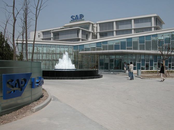 與此同時(shí)，網(wǎng)絡(luò)營(yíng)銷(xiāo)公司的互動(dòng)性也使消費(fèi)者獲得信息的能力增強(qiáng)，使得營(yíng)銷(xiāo)外包實(shí)施差別定價(jià)的過(guò)程中也存在著一定的風(fēng)險(xiǎn)