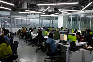 也不需要龐大的零售商業(yè)職工隊(duì)伍，因而降低了商品的銷(xiāo)售成本價(jià)格，也就降低了顧客購(gòu)買(mǎi)的貨幣成本，另一方面，數(shù)據(jù)營(yíng)銷(xiāo)通過(guò)直接媒體和直接手段及時(shí)向消費(fèi)者傳遞商品信息，降低了消費(fèi)者搜尋信息的時(shí)間成本與精力成本