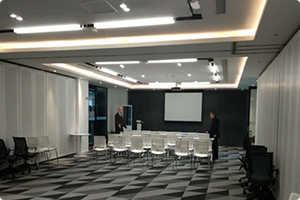 網(wǎng)絡(luò)本身就具有快速、高效、低成本的特點(diǎn)，在互聯(lián)網(wǎng)上信息資源共享，進(jìn)入障礙為零，作為一種新的傳播形式，網(wǎng)絡(luò)具有一對(duì)一的互動(dòng)特性，這是對(duì)傳統(tǒng)傳播方式面對(duì)大量受眾特征的突破